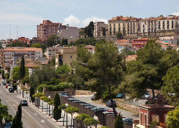 Astari فندق تاراغونا